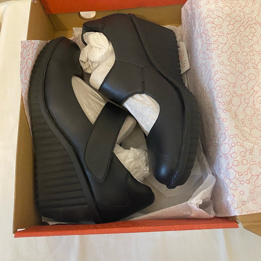 Bionica Darva Mary Jane Wedges, Like New, Black 10